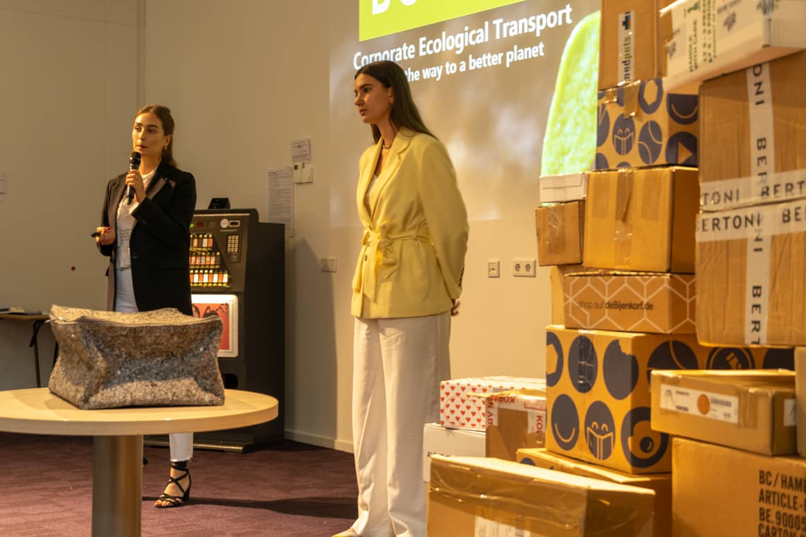 Julia Hinfelaar en Kyara Tonen presenteren Boxcet. Beeld: TMO Fashion Business School