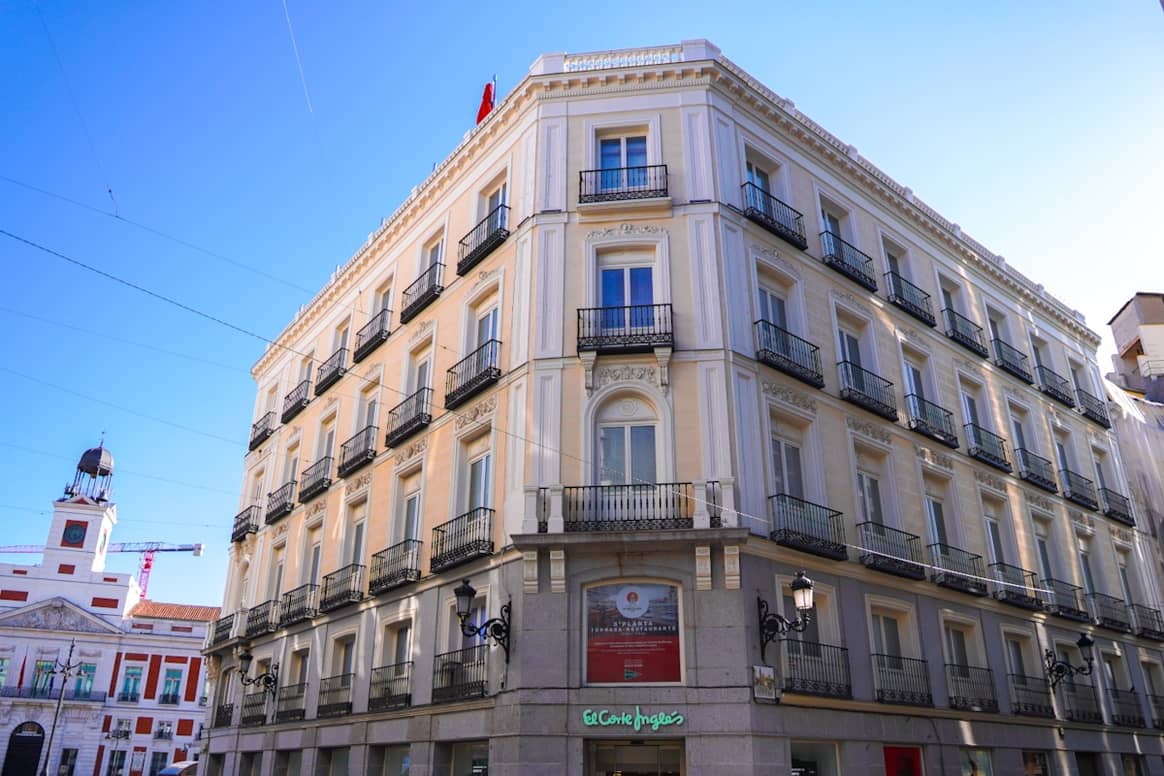 Photo Credits: Centro comercial de El Corte Inglés en el número 10 de la Puerta del Sol, Madrid. El Corte Inglés, fotografía de archivo.