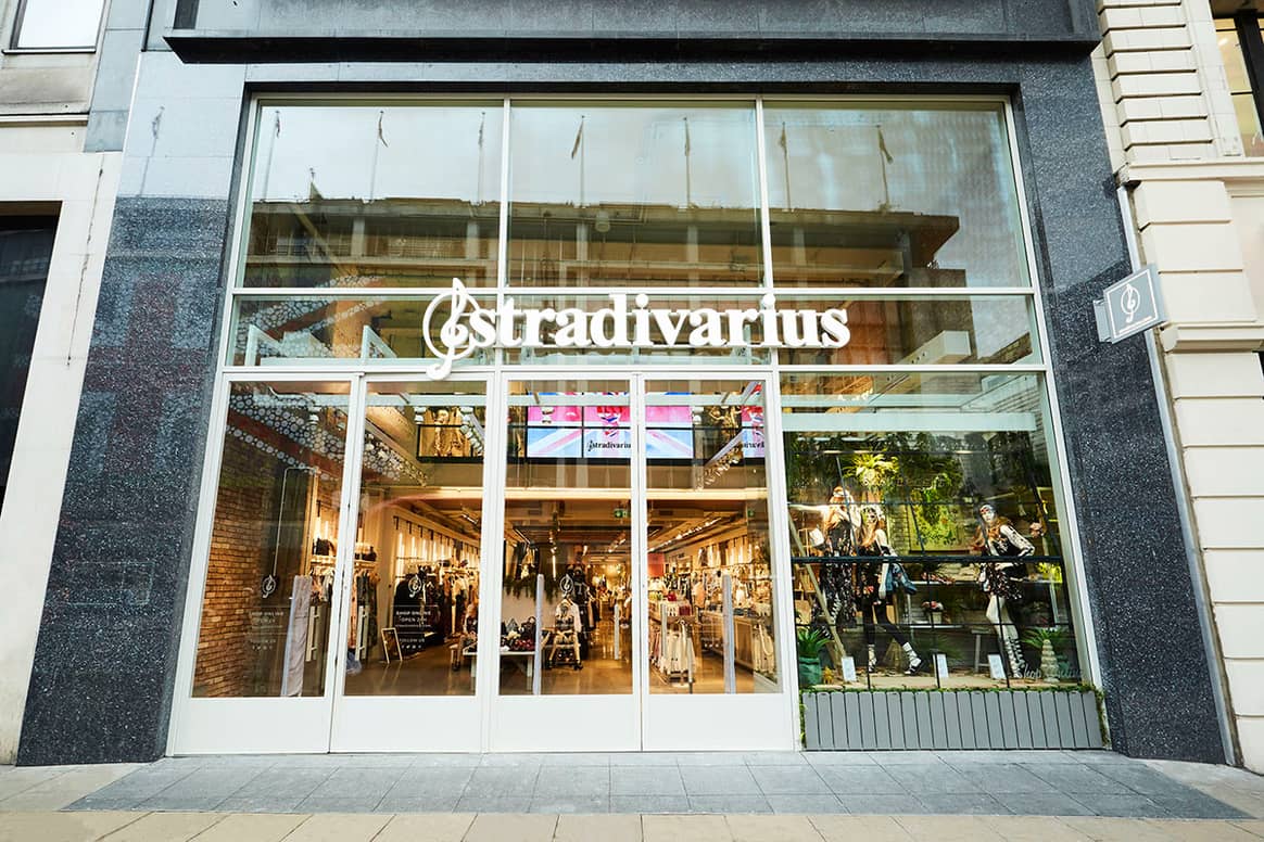 Photo Credits: Stradivarius, tienda de Londres con la antigua imagen corporativa de la cadena. Inditex, fotografía de archivo.