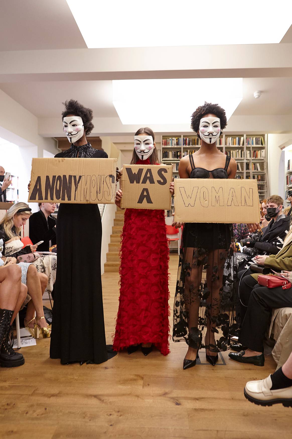 Photo Credits: Sohuman, desfile de la colección “Anonymous was a woman” (Anónimo era mujer) durante la London Fashion Week. Fotografía de cortesía.