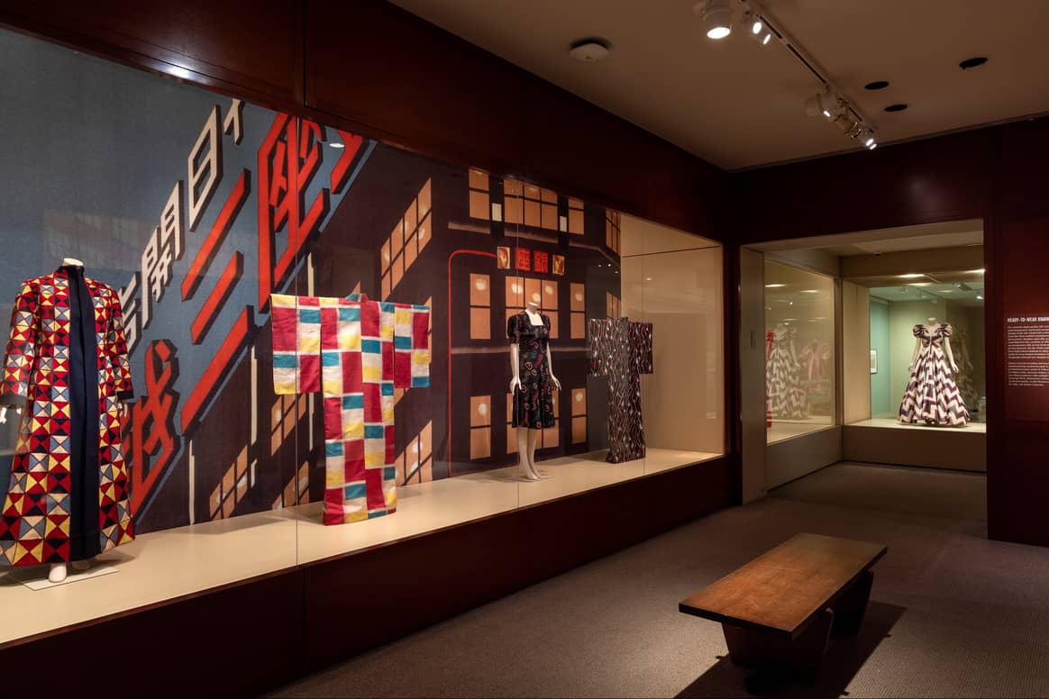 Tentoonstellingsaanzicht van 'Tracing the Transformation of Kimono Fashion'. Beeld: Bruce Schwarz, met dank aan het Metropolitan Museum of Art.
