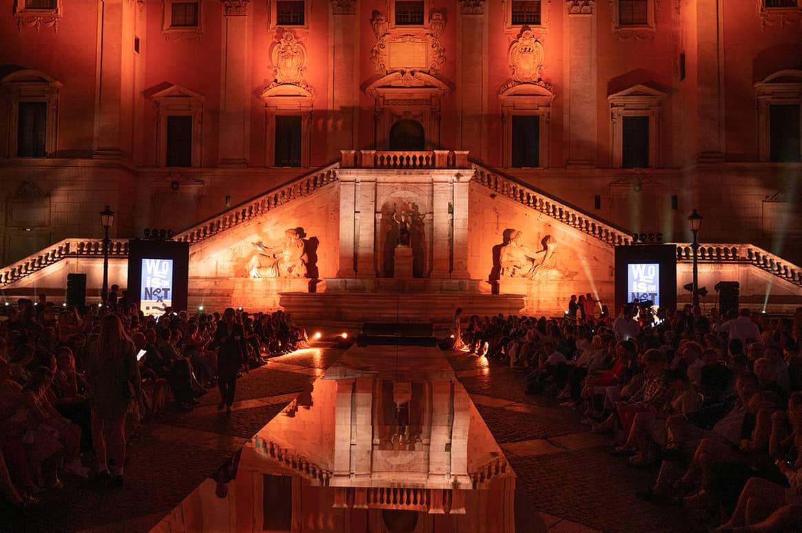 Photo Credits: Desfile y ceremonia de entrega de los premios “Who Is On Next?” desde la Piazza del Campidoglio de Roma, por cortesía de Altaroma.