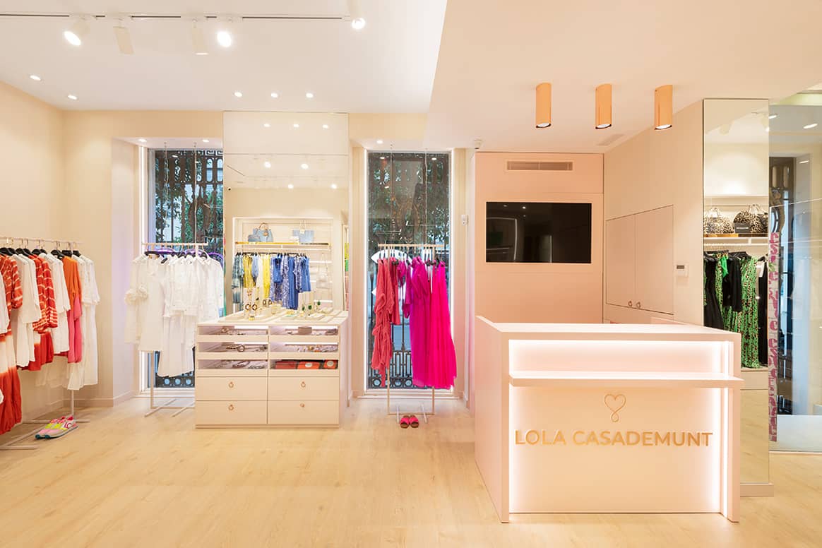 Photo Credits: Lola Casademunt, nueva flagship store en el número 19 de la calle de Jorge Juan de Valencia. Fotografía de cortesía.