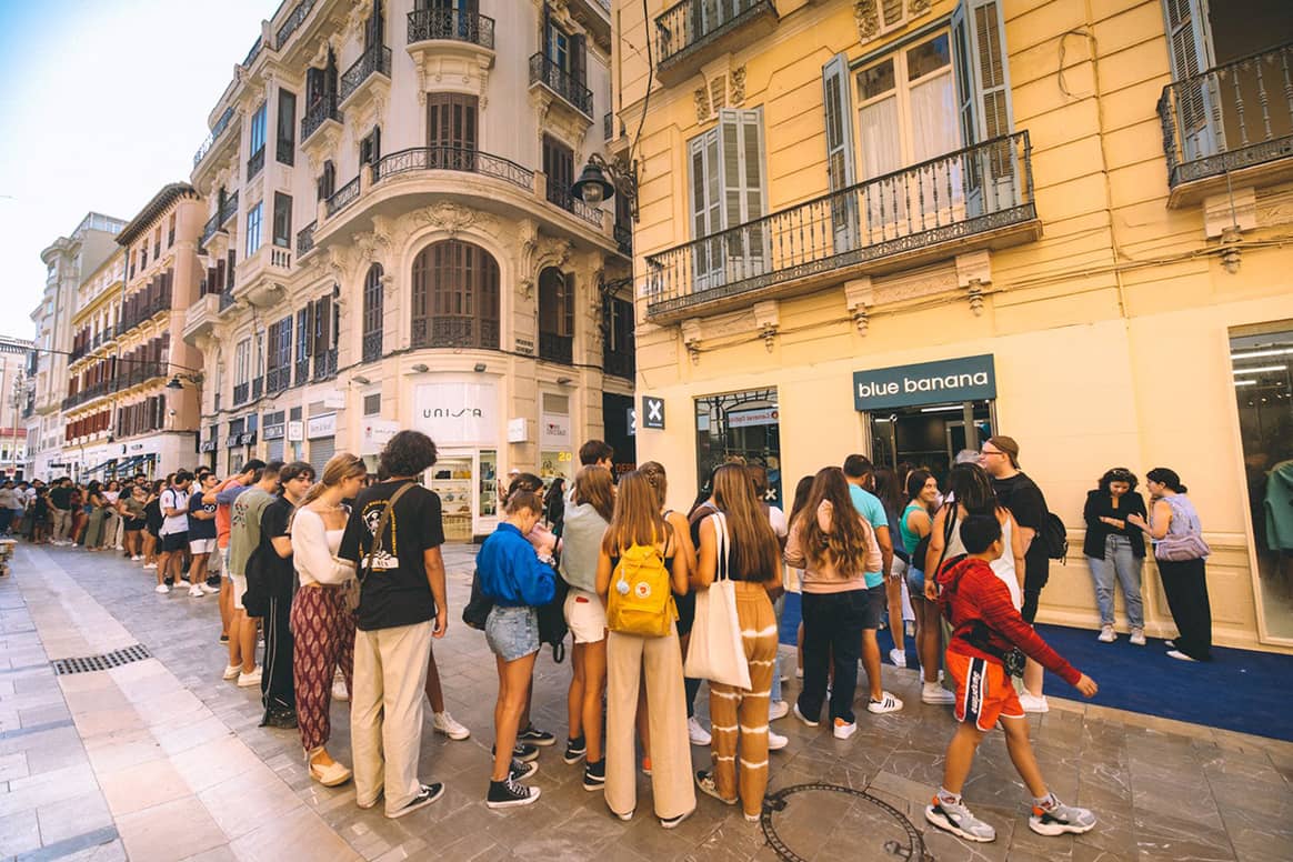 Photo Credits: Colas frente a la nueva tienda de Blue Banana en el número 3 de la calle Especería de Málaga. Fotografía de cortesía.