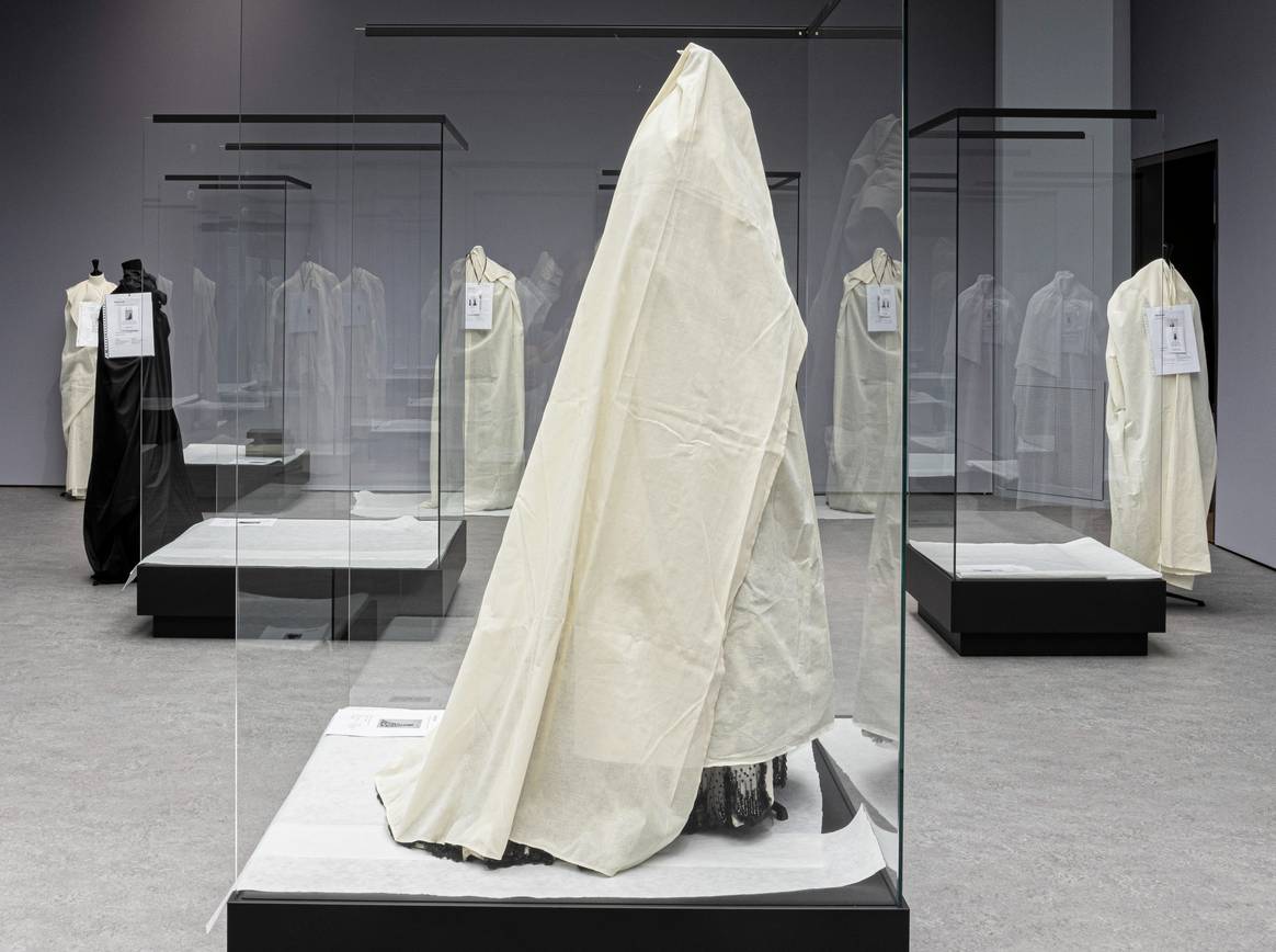 'Spookjes' op zaal: voorbereidingen Balenciaga: Meesterlijk Zwart tentoonstelling. Beeld via: Kunstmuseum