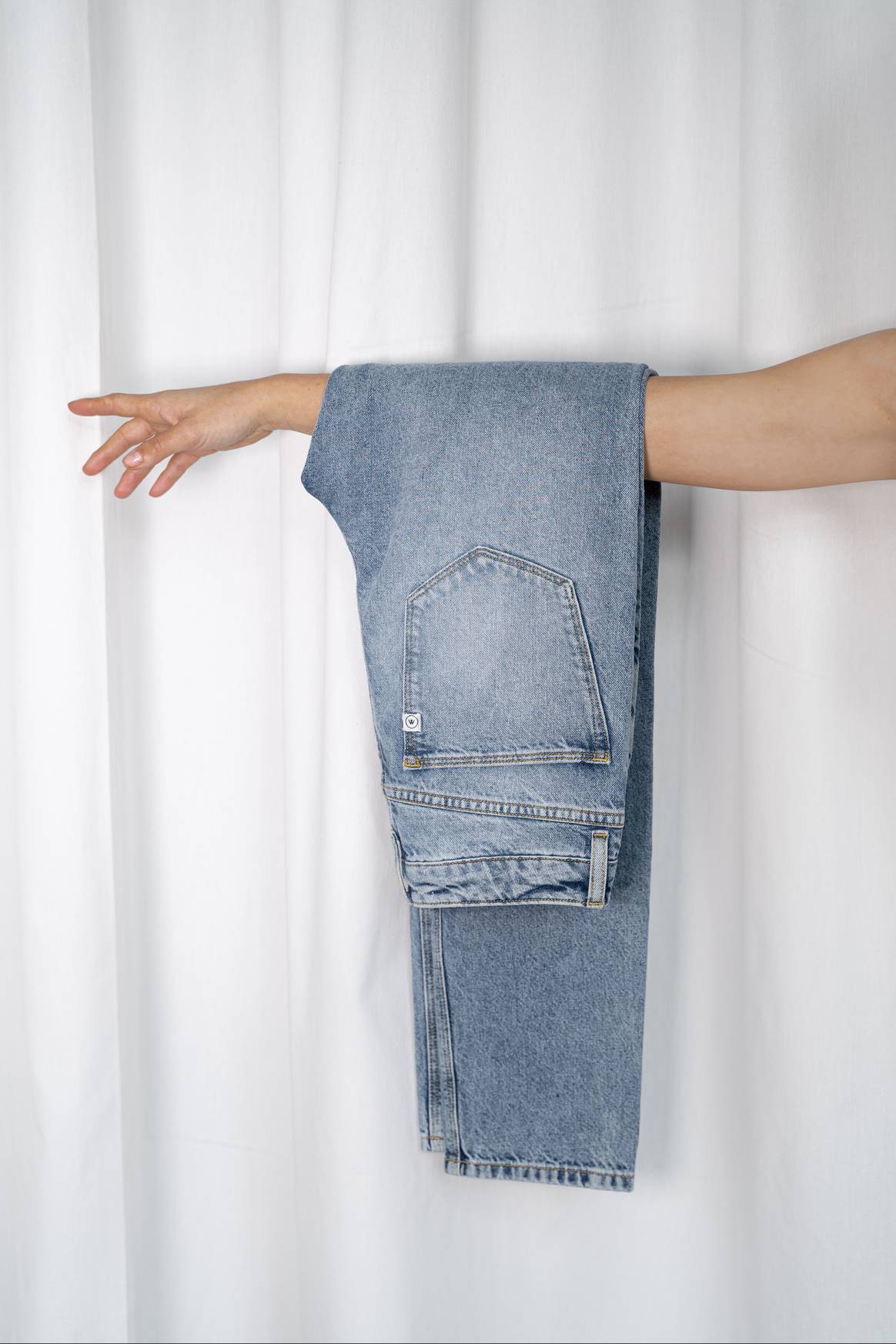 Beeld: Spijkerbroek geheel gemaakt van post-consumer gerecyclede vezels, ontwikkeld door Mud Jeans en hogeschool Saxion. Eigendom: Mud Jeans en Saxion via Mediatic PR