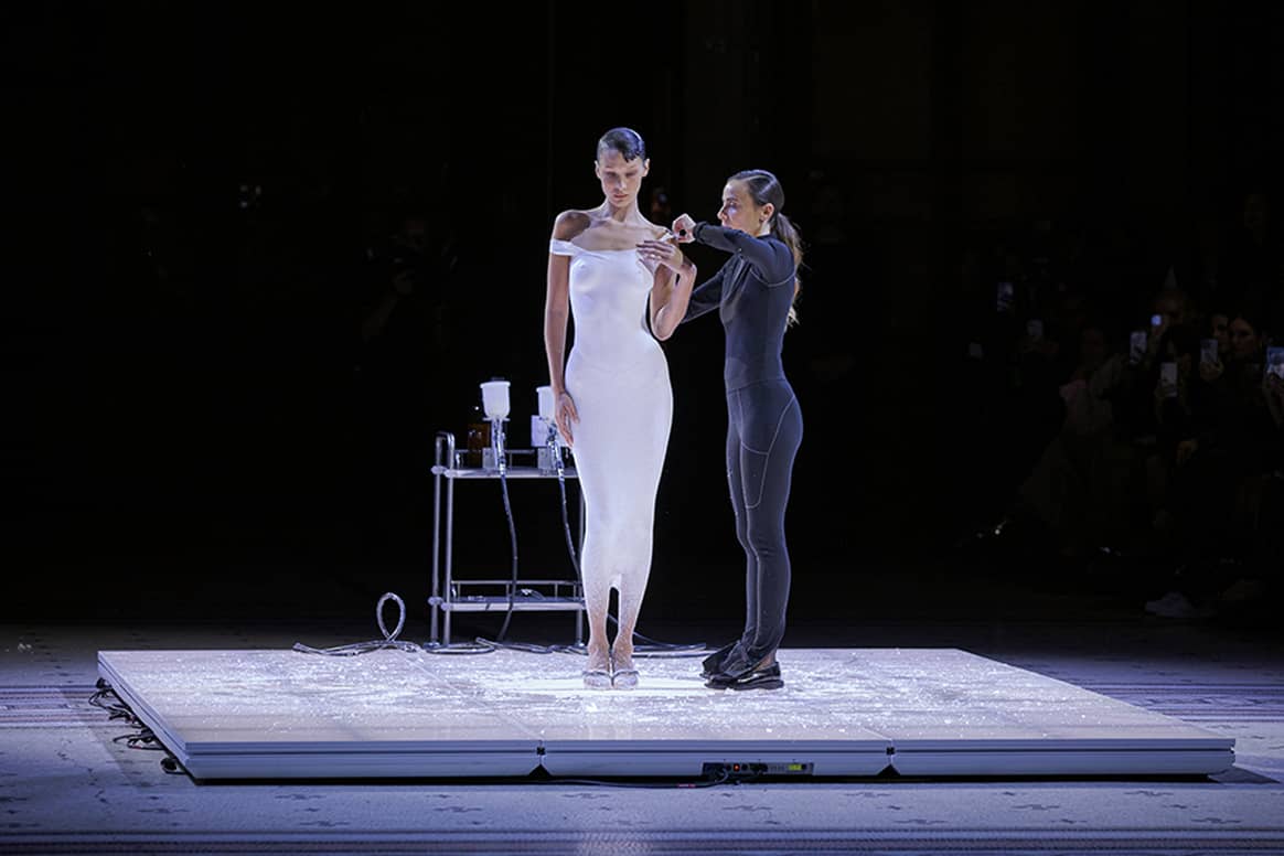 Photo Credits: Performance de la creación del vestido “instantáneo” de Bella Hadid durante el desfile de Coperni.