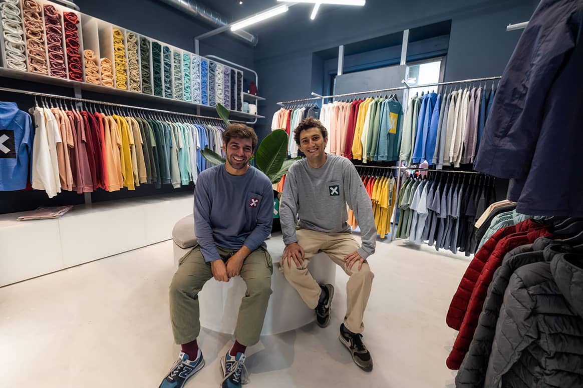 Photo Credits: Juan Fernández-Estrada y Nacho Rivera, cofundadores y codirectores ejecutivos de Blue Banana, en el interior de la nueva tienda de la marca en Zaragoza.