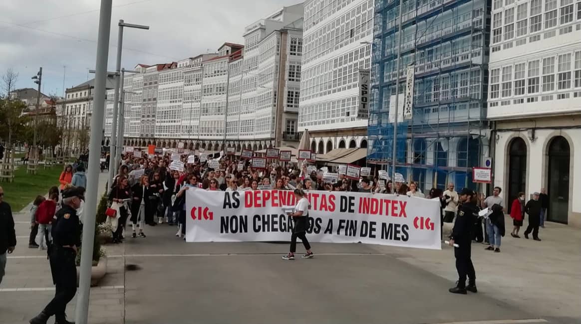 Photo Credits: Manifestación en La Coruña (Galicia) de las dependientas y de los trabajadores en tienda de Inditex. Confederación Intersindical Galega, página oficial.