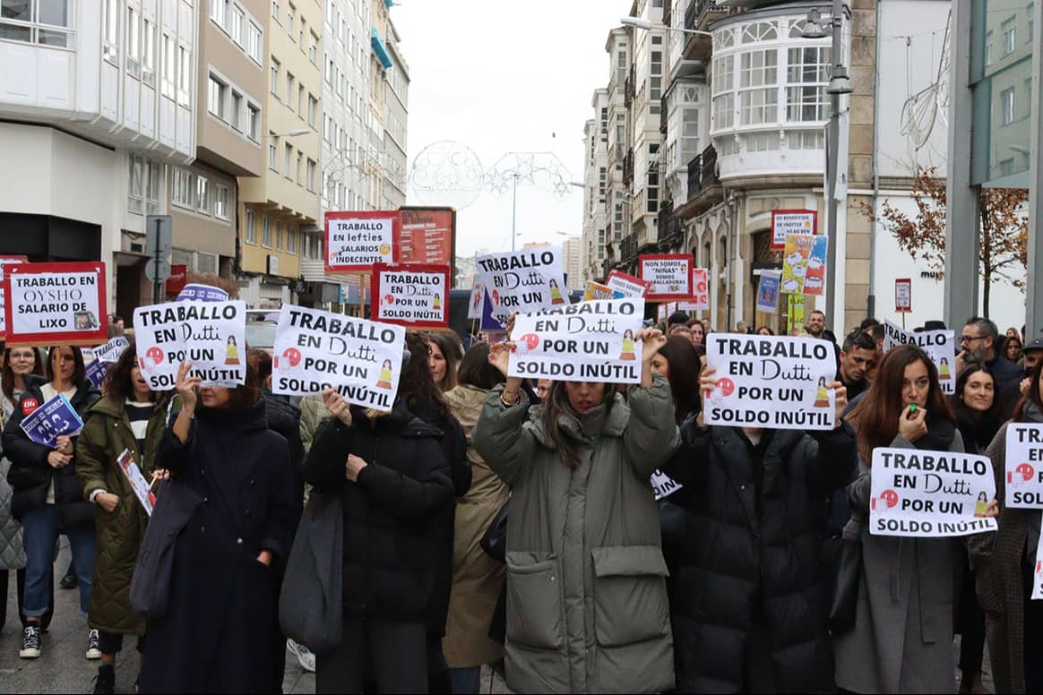 Photo Credits: Movilización en La Coruña (Galicia) de las dependientas y de los trabajadores en tienda de Inditex durante la primera jornada de huelga del jueves 24 de noviembre de 2022. CIG, página oficial.