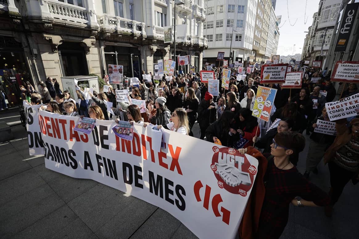 Photo Credits: Movilización en La Coruña (Galicia) de las dependientas y de los trabajadores en tienda de Inditex con motivo de la huelga convocada para los días del 24 y del 25 de noviembre de 2022. CIG, página oficial.