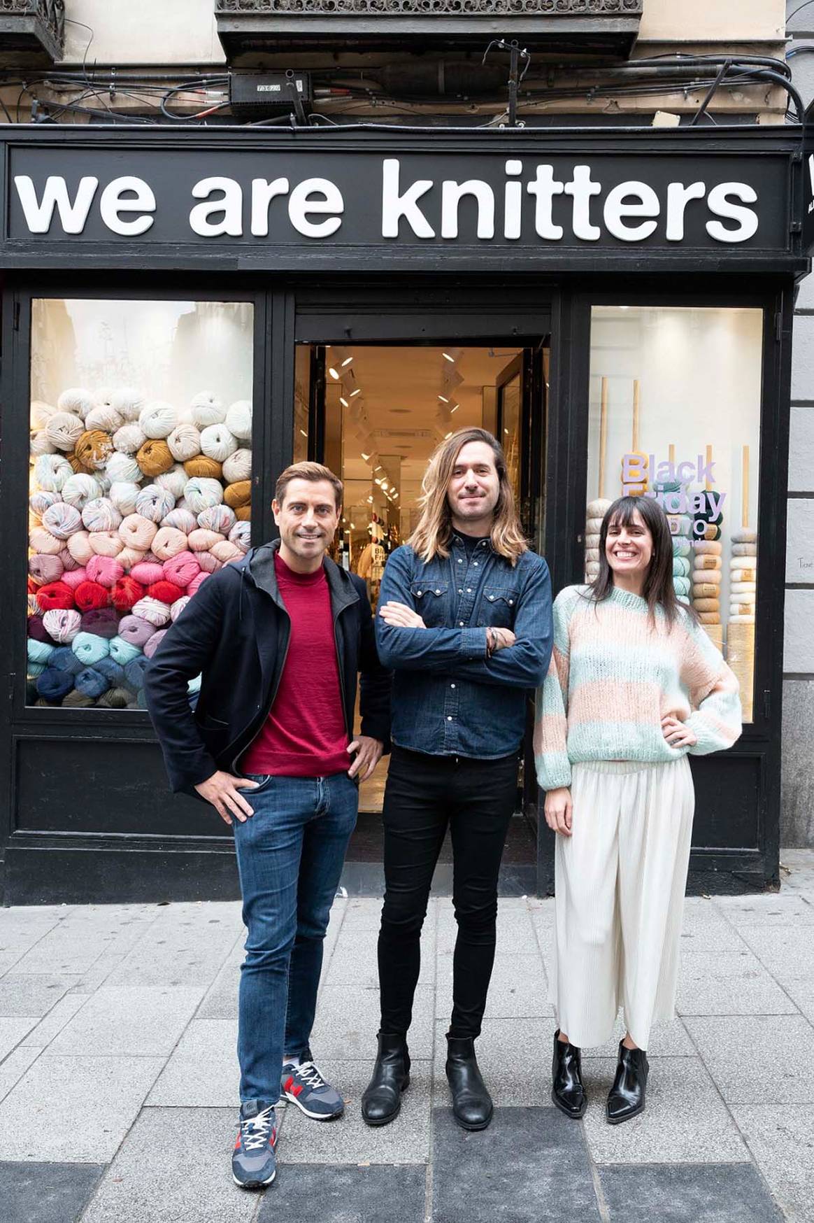 Photo Credits: Pablo Fernández junto a Pepita Marín y Alberto Bravo, fundadores de We Are Knitters. Fotografía de cortesía.