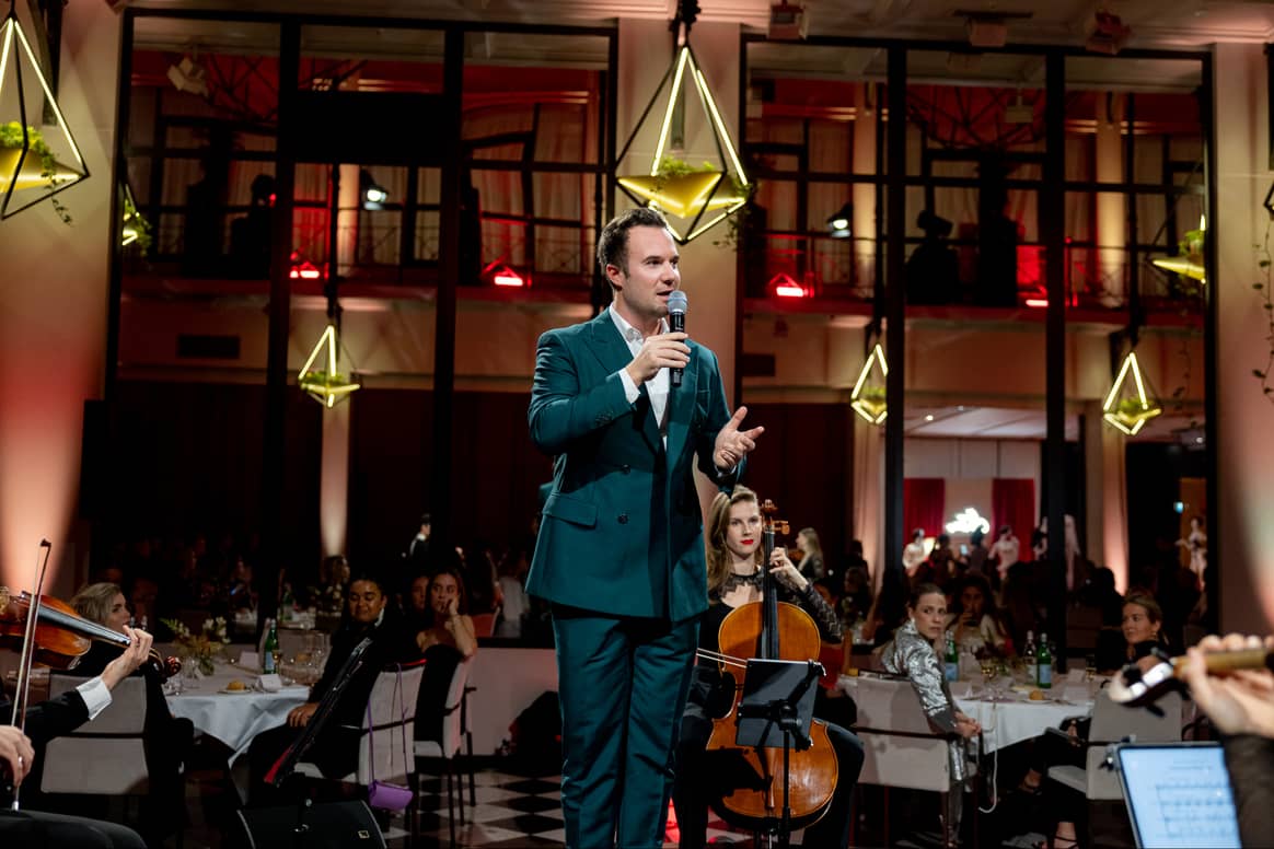 Intimissimi CEO Matteo Veronesi tijdens het evenement in Amsterdam. Beeld via Intimissimi / UPR, fotografie door Chantelle Laurent.