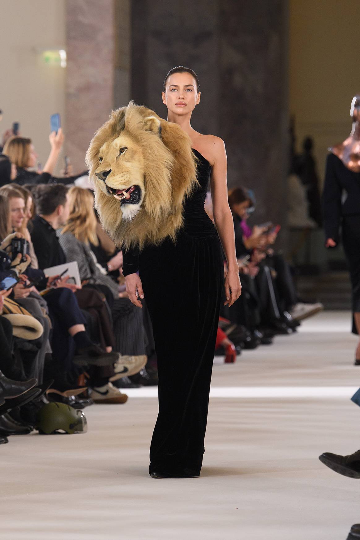 Photo Credits: Irina Shayk con el vestido de “león” de la colección “Inferno” de Alta Costura de Schiaparelli, para la temporada Primavera/Verano SS23. Fotografía de cortesía.