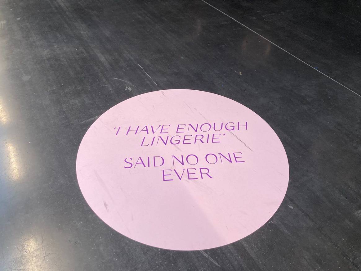 Een slogan op de vloer van LingeriePro. Beeld: FashionUnited / Sarah Vandoorne