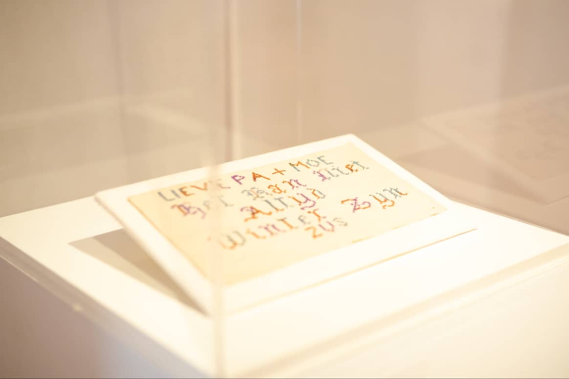 Een van de geborduurde lapjes in bruikleen van het Verzetsmuseum. Foto Amsterdam Museum, Jaimy Gail.
