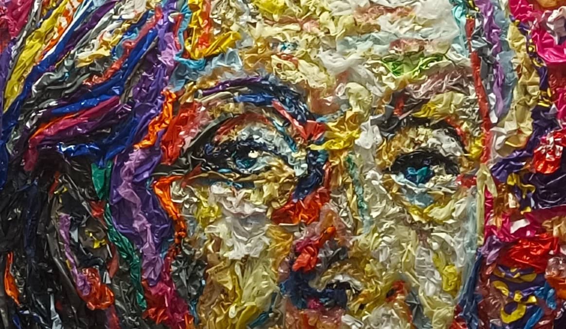 Detail eines Porträts von Deniz Sağdıç aus alten Plastikbeuteln. Bild: FashionUnited