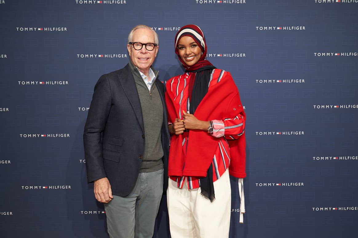 Photo Credits: El diseñador Tommy Hilfiger junto a Halima Aden, miembros del jurado del “Tommy Hilfiger Fashion Frontier Challenge”. Fotografía de cortesía.