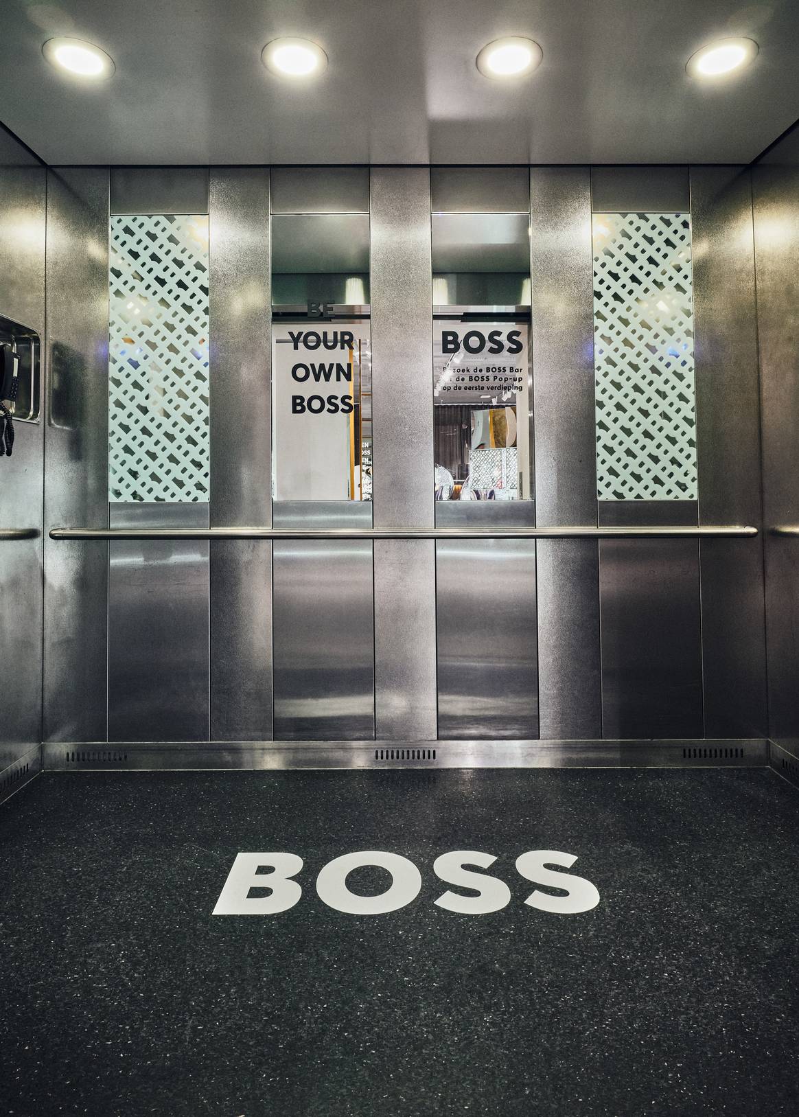 Der Fahrstuhl wurde mit dem Branding der Marke versehen. Bild: Boss x De Bijenkorf