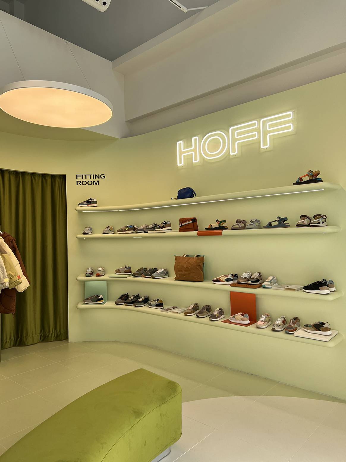 Photo Credits: Interior de la nueva boutique de Hoff en La Roca Village.