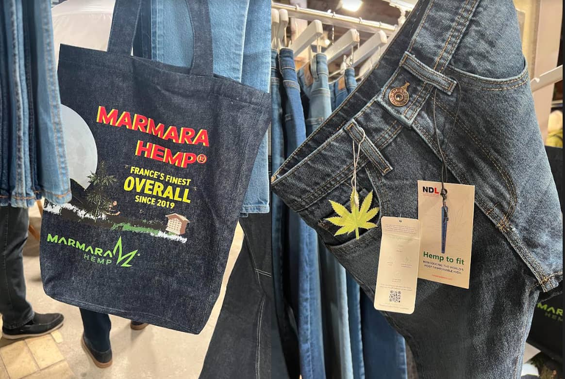 Tas en broek aan de stand van Marmara Hemp. Beeld: FashionUnited