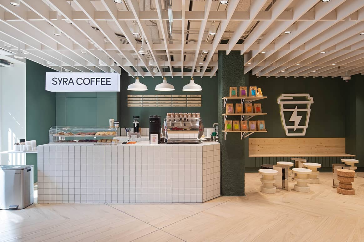 Photo : Espace Syra Coffee dans le magasin H&M rénové sur le Paseo de Gracia à Barcelone. Courtesy of H&M.