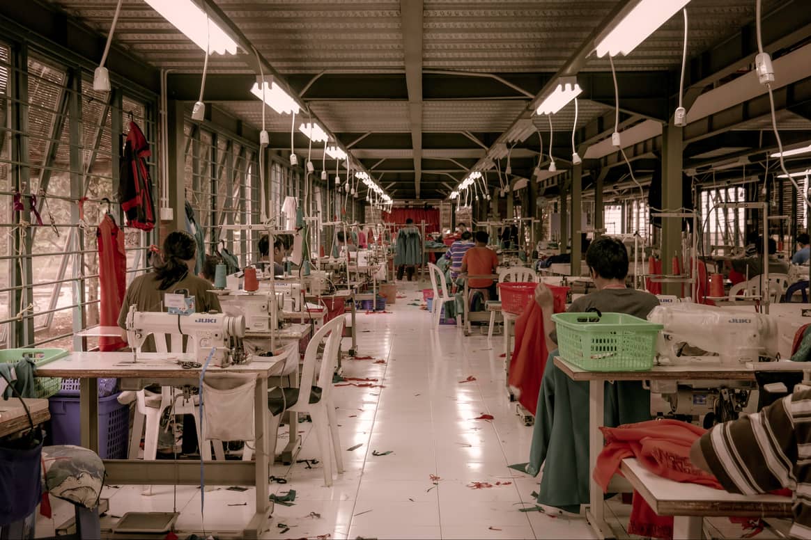 Beeld: kledingfabriek, Ciawi, Bogor, West Java, Indonesië, gepubliceerd op 27 oktober 2020, Unsplash License. Foto van Rio Lecatompessy op Unsplash.
