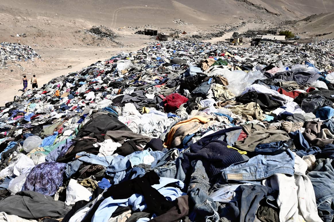 Een berg kleding in de Chileense woestijn (Alto Hospicio, in het noorden van Chili). De foto is gemaakt op 19 april 2022. Credit: TAKAYUKI FUCHIGAMI Yomiuri The Yomiuri Shimbun via AFP