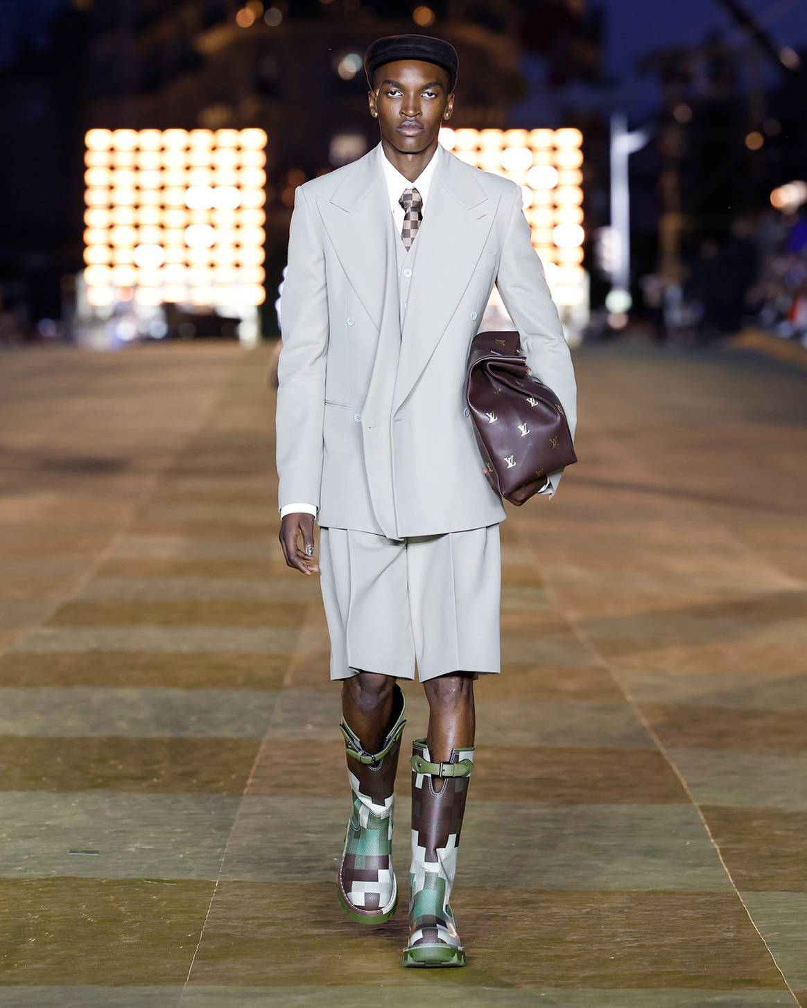 Pharrell Williams debuta para Louis Vuitton: mucho cuadro, mucho píxel y  mucho logo