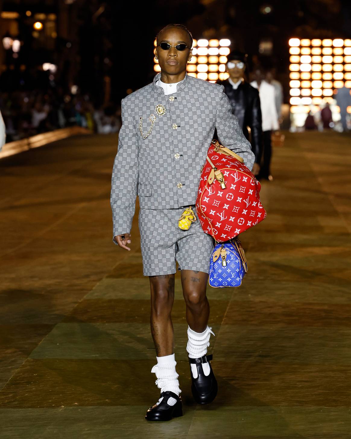 Pharrell Williams debuta para Louis Vuitton: mucho cuadro, mucho píxel y  mucho logo