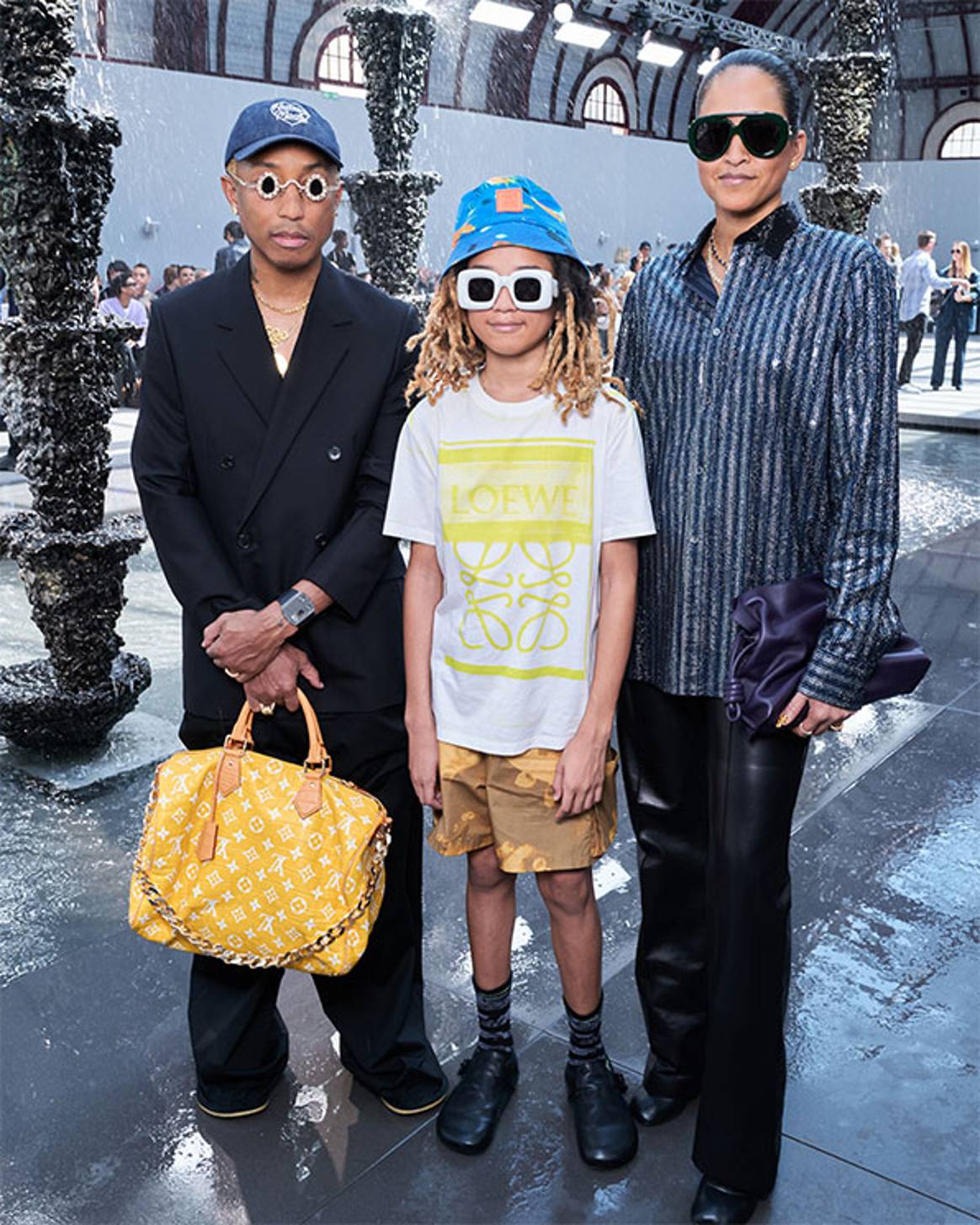 Crédits: MEN’S SPRING-SUMMER 2024 FASHION SHOW © Loewe – All rights reserved Pharrell Williams, Rocket Williams and Helen Williams