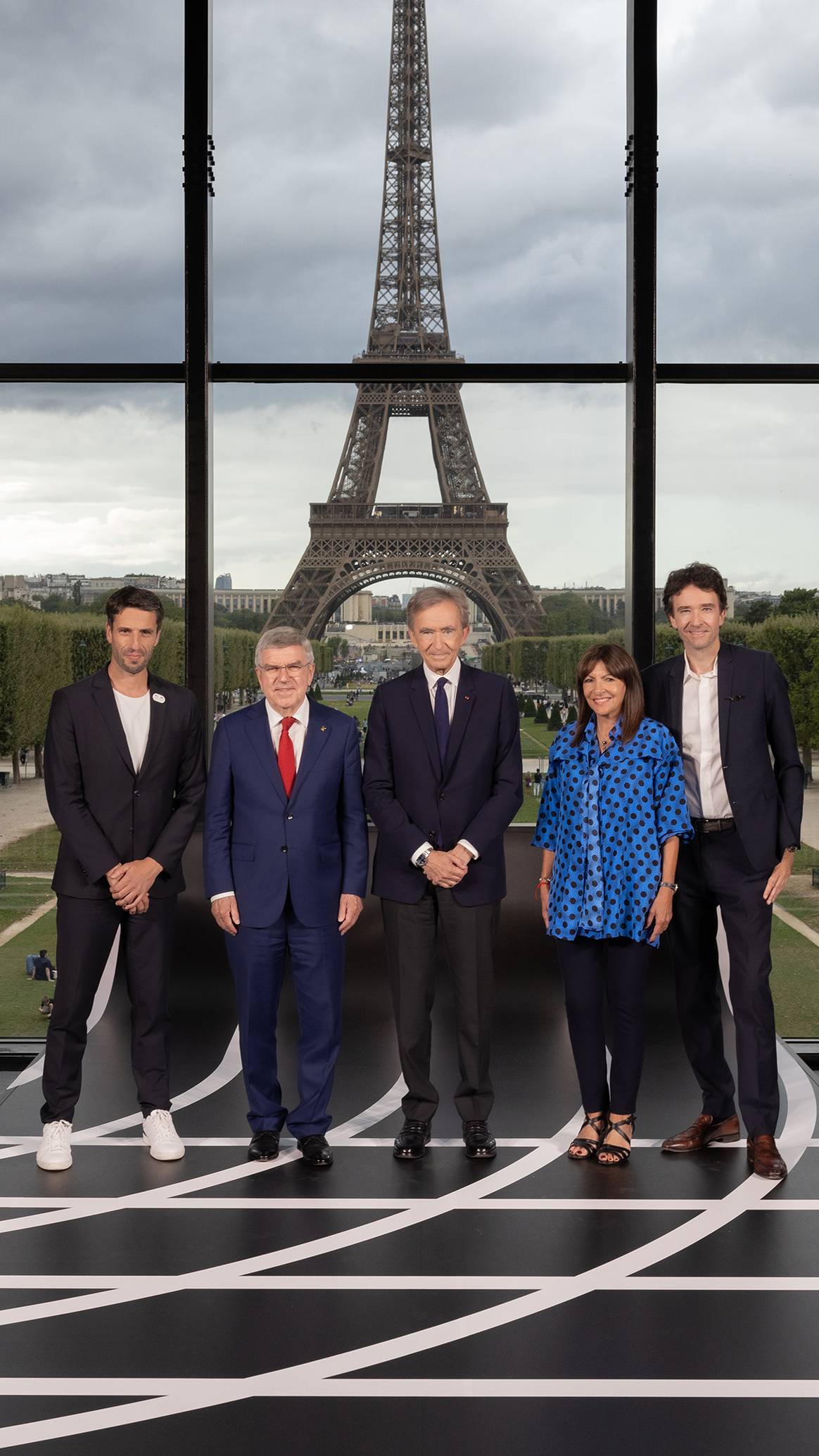 Delegación del Grupo LVMH, liderada por Bernard Arnault, junto a representantes del COI y del Comité Olímpico de París 2024, con la presencia de sus respectivos presidentes Thomas Bach y Tony Estanguet.