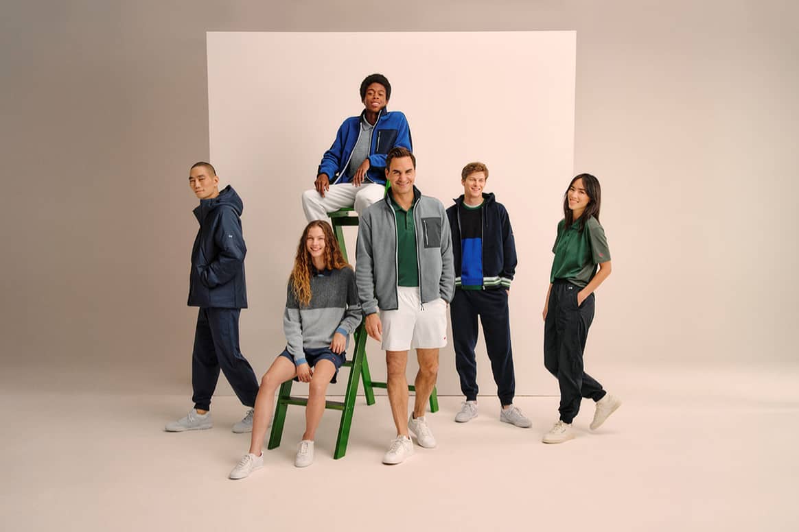 Fotografía de campaña de la colección deportiva cocreada por Roger Federer y Jonathan Anderson para Uniqlo.