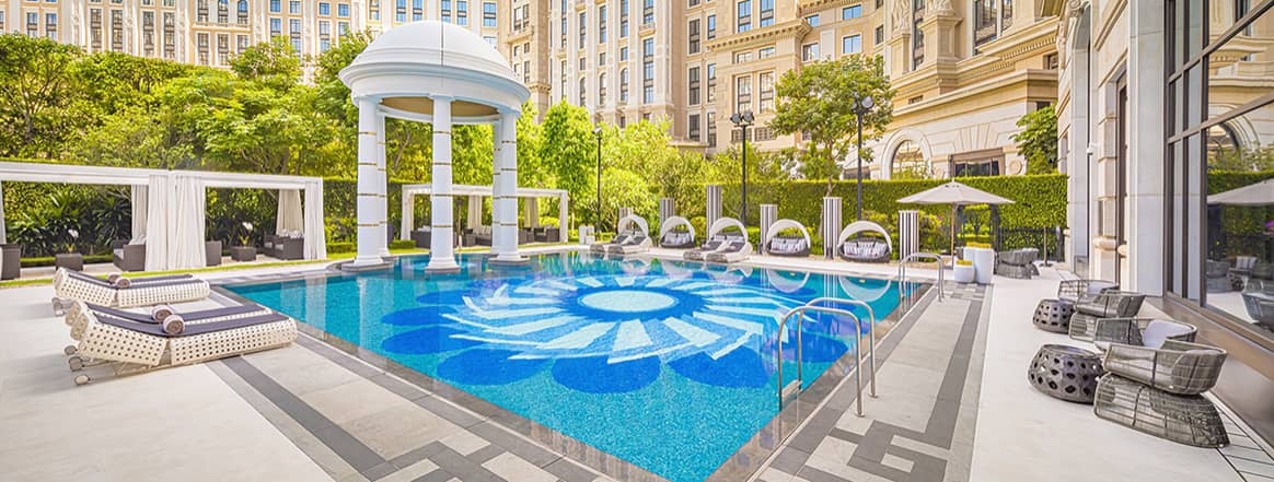 Vista de la piscina exterior del The Karl Lagerfeld de Macao.