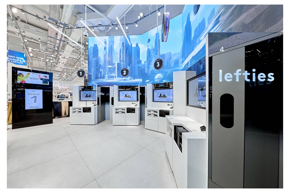 Interior de la nueva tienda Lefties Digital Store Platja D’Aro, en Girona, España.