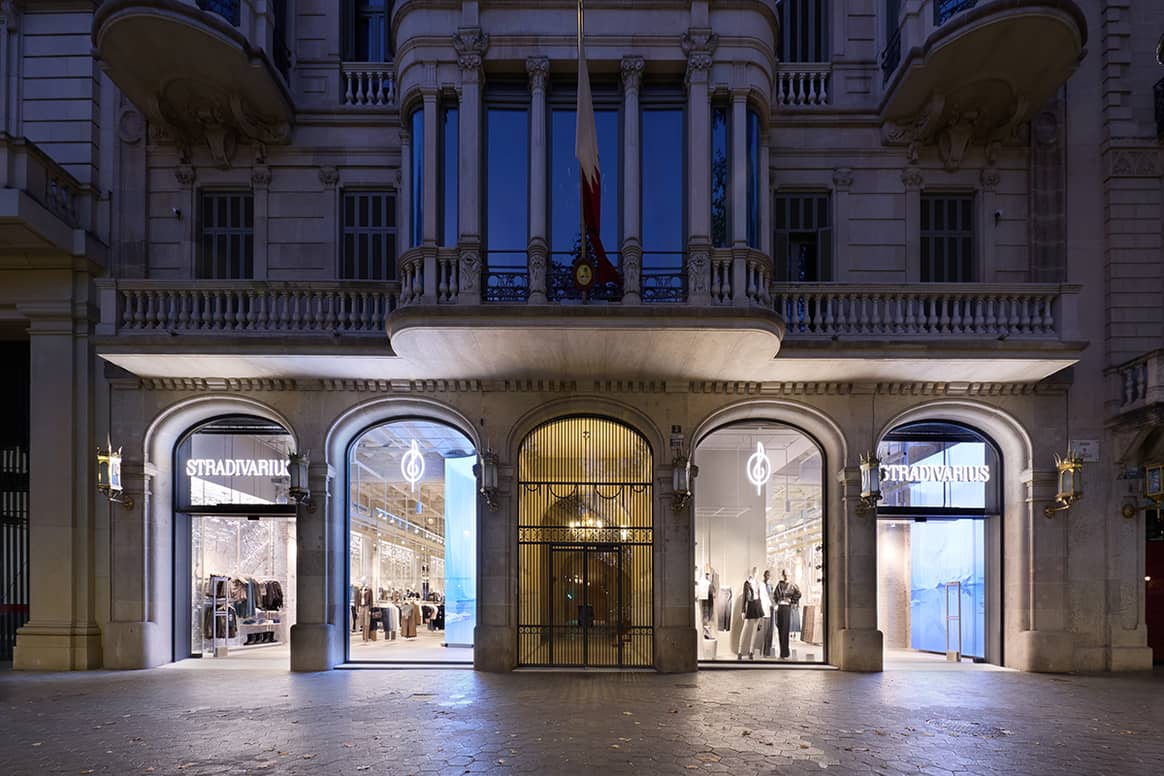 Nueva flagship store de Stradivarius en el número 3 del Paseo de Gracia de Barcelona, España.