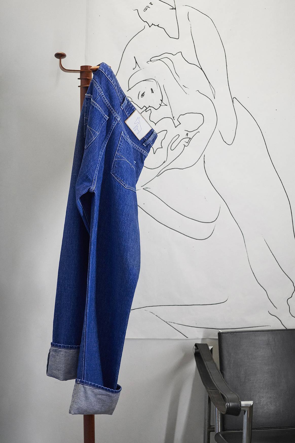 Imagen de campaña de la colección cápsula colaborativa Álvaro Siza x Salsa Jeans.
