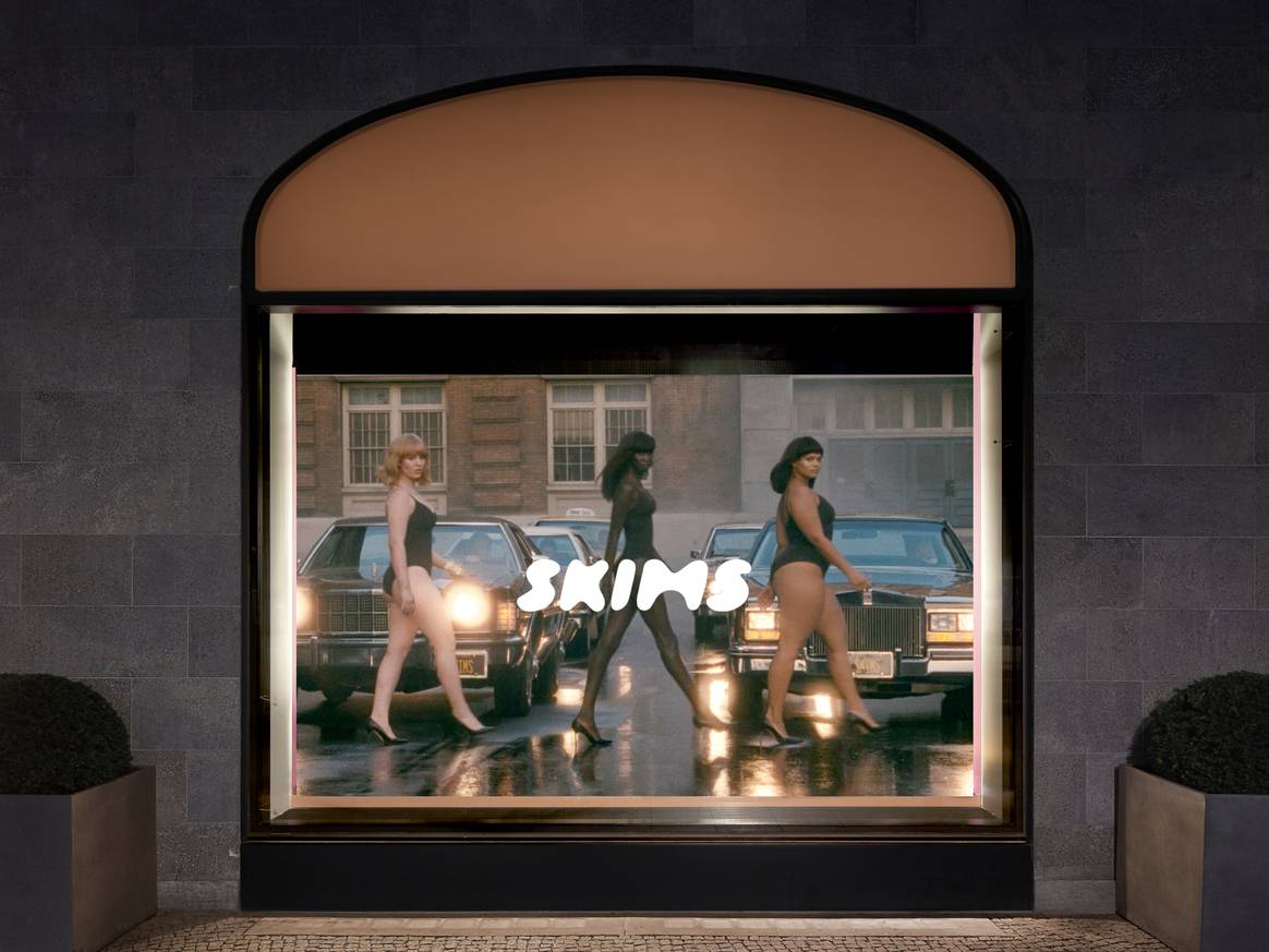 KaDeWe-Schaufensterfront mit Skims-Werbung