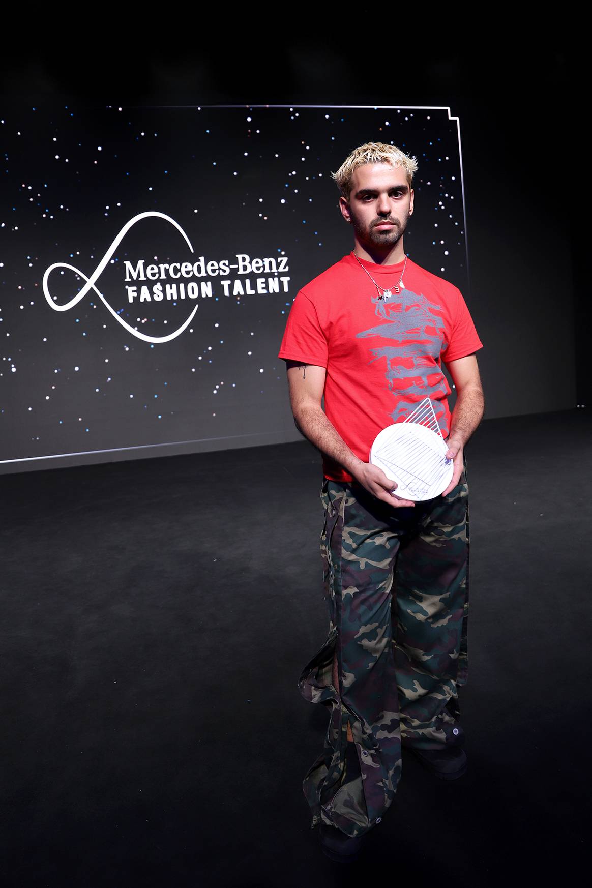Aarón Moreno, fundador y director creativo de Emeerree, ganador del premio Mercedes-Benz Fashion Talent.