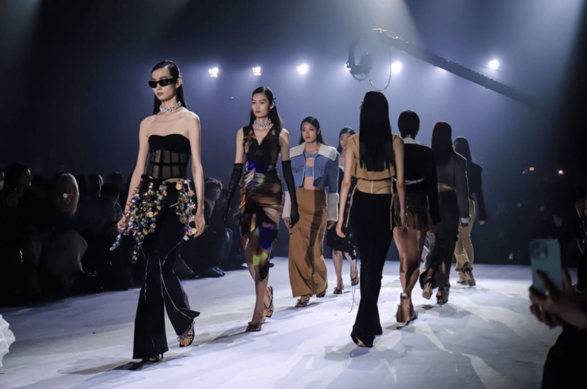 Stella McCartney debütiert auf Shanghai Fashion Week, SS24-Programm ...
