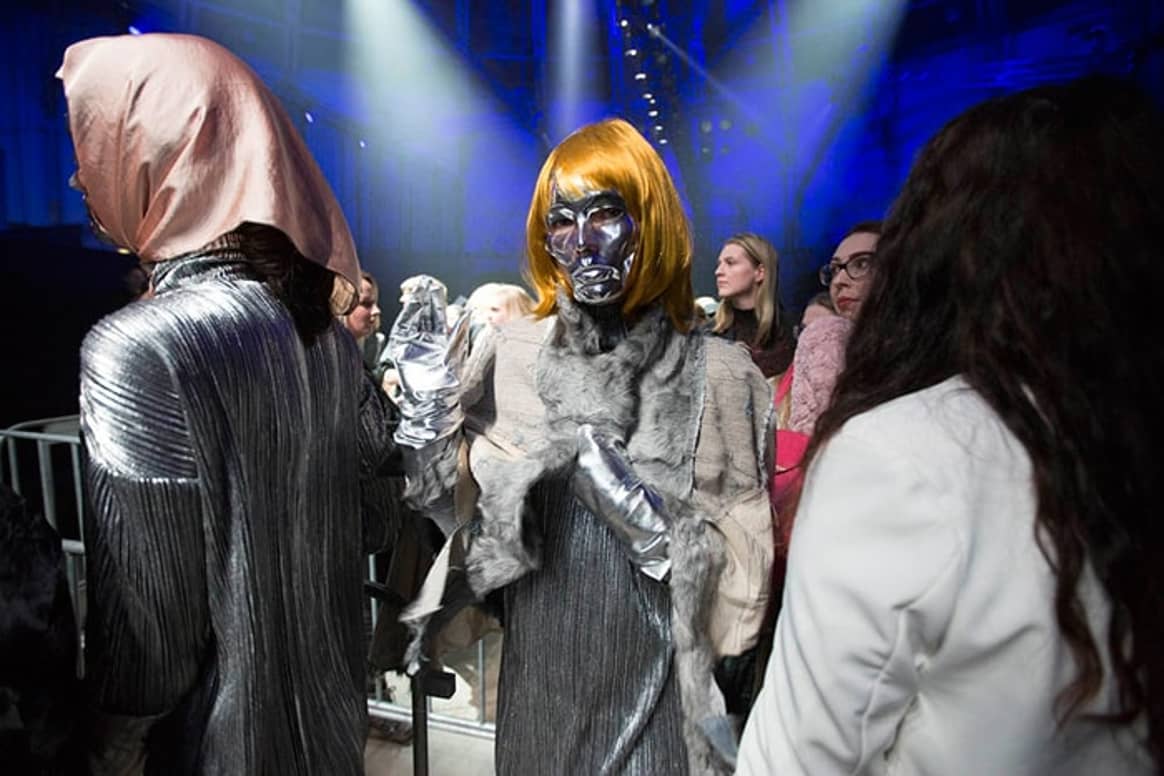Maison the Faux houdt spiegel voor aan publiek Amsterdam Fashion Week