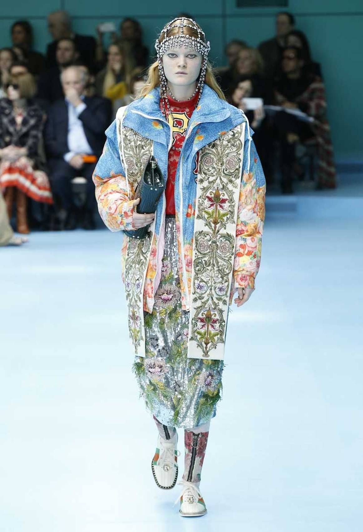 Milan Fashion Week: Models carry fake heads on Gucci catwalk - BBC