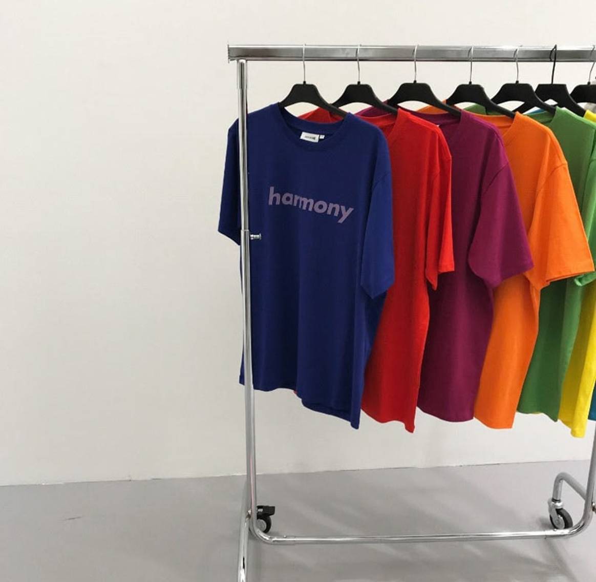 Pride collecties 2018: Slogans, felle kleuren en regenbogen