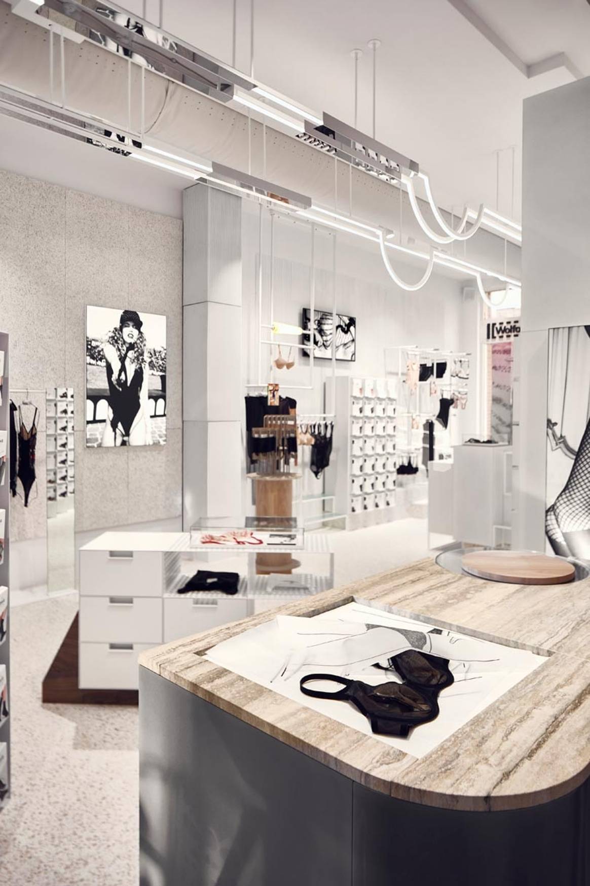 Nieuwe merkstrategie Wolford komt voor het eerst tot leven in Amsterdamse winkel