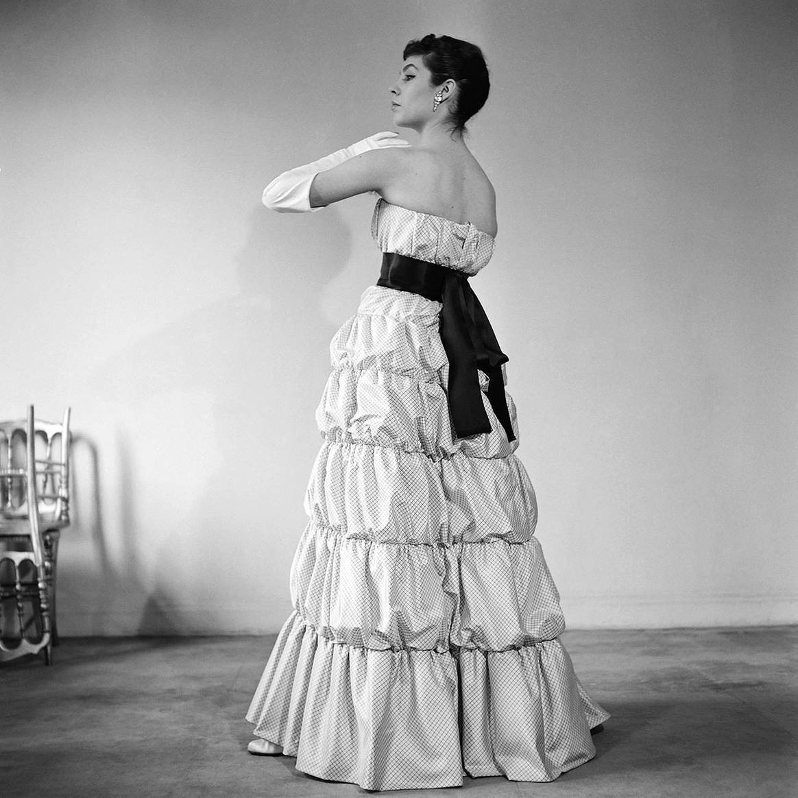 Mannequin en robe de soirée Balenciaga, 1959. Photo:
Intercontinental / AFP