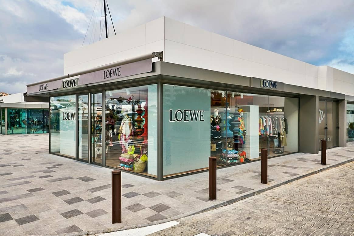 Loewe se abre al “travel retail” con tiendas en Ibiza y Saint-Tropez