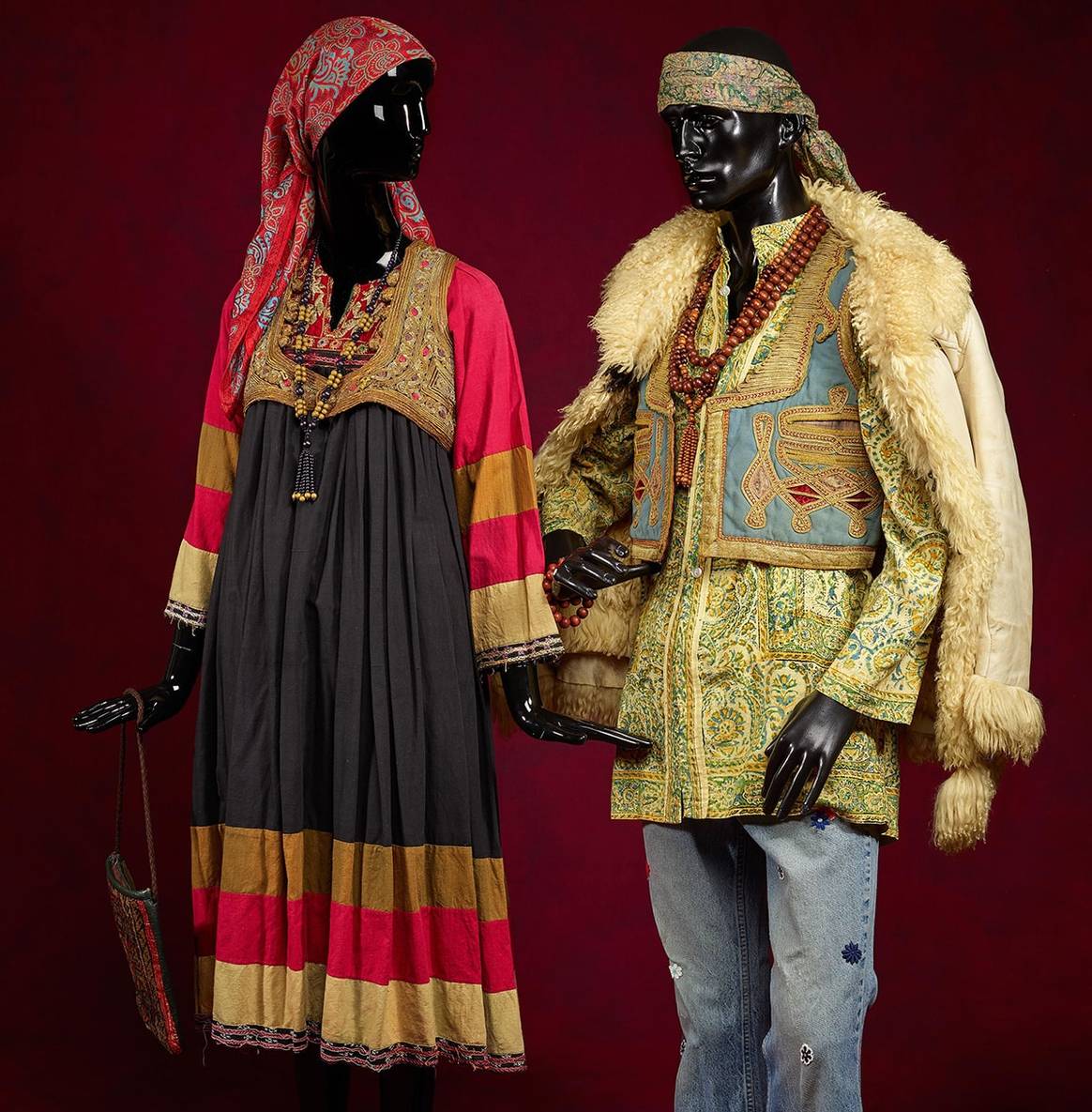Hippie outfits, samengesteld uit kleding
uit onder andere Afghanistan, India en West-Europa, jaren 1960, Kunstmuseum
Den Haag. Foto: Alice de Groot.