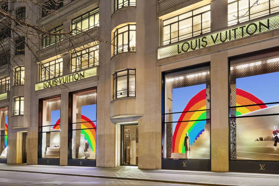 In Milan, the new Louis Vuitton shop windows in partnership with