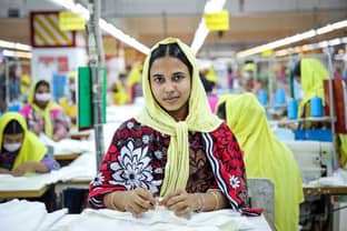 В Бангладеш бастуют швеи: могут быть перебои в поставках таких ритейлеров, как H&M