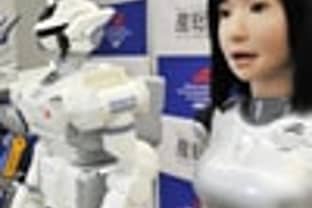 Una modelo robot en la Tokio Fashion Week